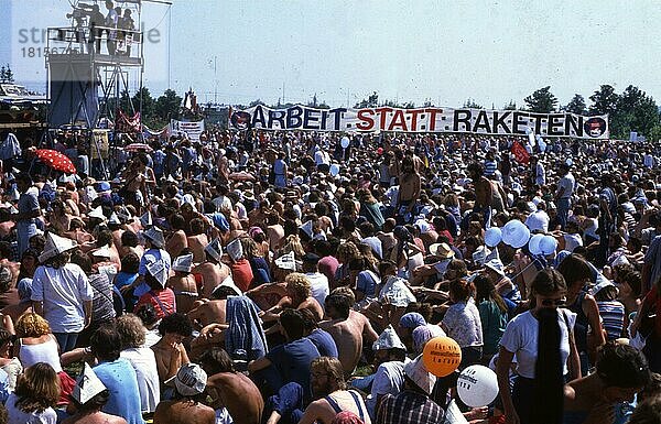 Bonn. 350. 000 Aufstehen für den Frieden am 10. 6. 1982 im Hofgarten