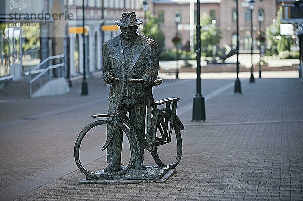 Skulptur Mann mit Fahrrad  Arvika Värmland  Värmland  Schweden  Europa