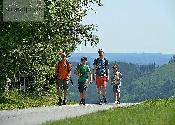 Wanderer nahe Arnsgereuth  Thüringen  Deutschland  Europa