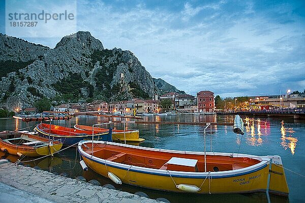 Boote im Hafen  Omis  Gespanschaft Split-Dalmatien  Kroatien  Europa