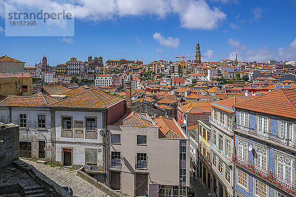 Blick auf die bunten Gebäude und Dächer des Stadtteils Ribeira  UNESCO-Weltkulturerbe  Porto  Norte  Portugal  Europa