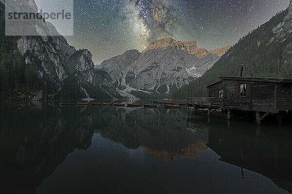 Pragser Wildsee bei Nacht  Dolomiten  Südtirol  Italien  Europa