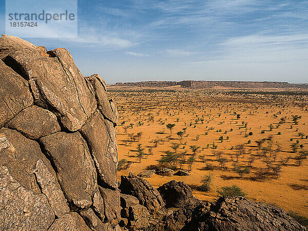 Eine Reihe von Felsformationen zwischen Kiffa und Ayoun  Mauretanien  Wüste Sahara  Westafrika  Afrika