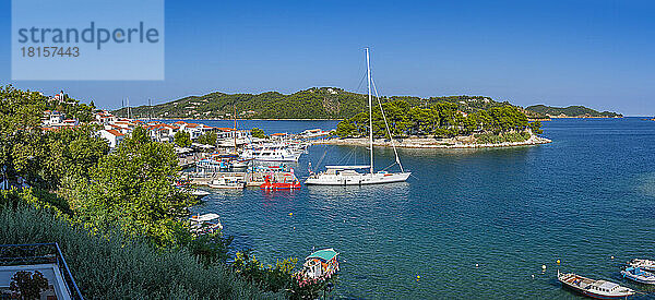 Blick auf Boote im Alten Hafen von oben  Skiathos Stadt  Insel Skiathos  Sporaden  Griechische Inseln  Griechenland  Europa