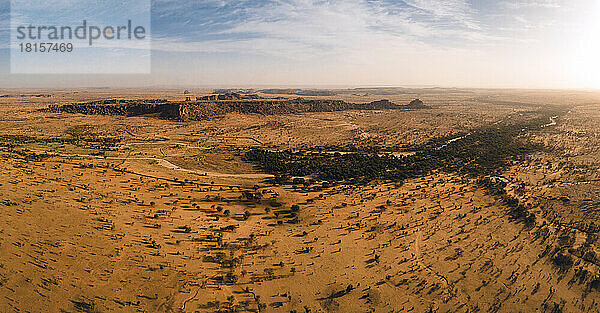 Eine Gruppe eigentümlicher Felsformationen zwischen Kiffa und Ayoun  Mauretanien  Sahara-Wüste  Westafrika  Afrika