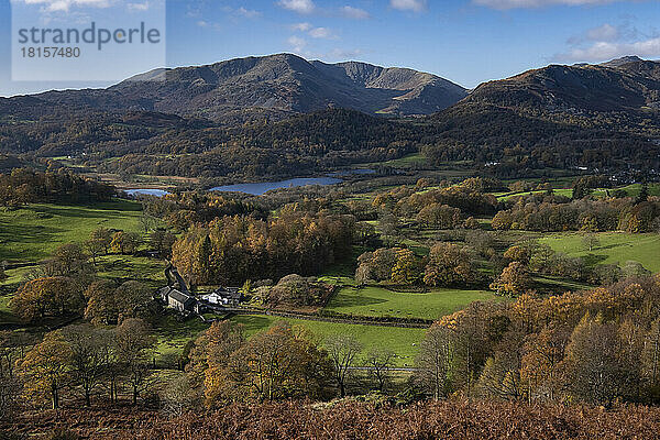 Elter Water  Wetherlam und Tilberthwaite Fells von Loughrigg Fell im Herbst  Lake District National Park  UNESCO-Weltkulturerbe  Cumbria  England  Vereinigtes Königreich  Europa