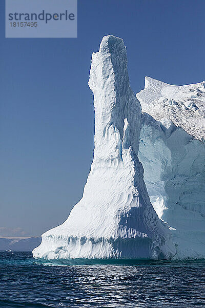 Riesige Eisberge aus dem Ilulissat-Eisfjord  gestrandet auf einer ehemaligen Endmoräne in Ilulissat  Grönland  Dänemark  Polarregionen