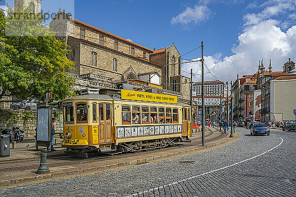 Blick auf die Straßenbahn mit Paco Episcopal do Porto und dem Stadtteil Ribeira im Hintergrund  Porto  Norte  Portugal  Europa