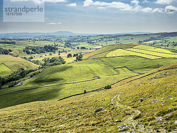 Blick über Malhamdale oberhalb von Gordale Scar  North Yorkshire  England  Vereinigtes Königreich  Europa