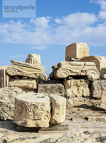 Säulenstücke auf der Akropolis  UNESCO-Weltkulturerbe  Athen  Attika  Griechenland  Europa