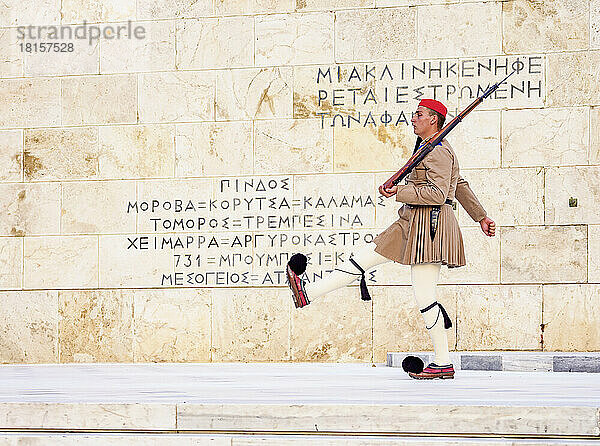Wachablösung vor dem Denkmal des Unbekannten Soldaten  Syntagma-Platz  Athen  Attika  Griechenland  Europa