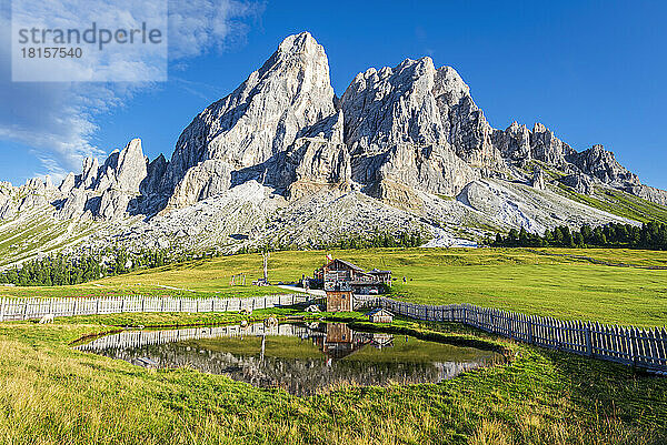 Sass de Putia und die Spiegelung einer Berghütte in einem kleinen Teich  Passo delle Erbe  Dolomiten  Südtirol  Italien  Europa