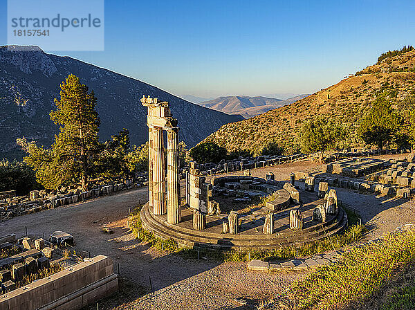 Tholos von Delphi  Tempel der Athena Pronaia  Sonnenaufgang  Delphi  UNESCO-Weltkulturerbe  Phokis  Griechenland  Europa