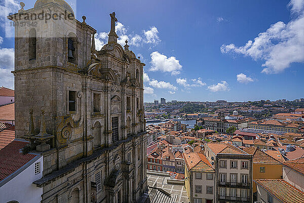 Blick auf die Kirche Igreja dos Grilos und die Terracota-Dächer des Stadtteils Ribeira  UNESCO-Weltkulturerbe  Porto  Norte  Portugal  Europa