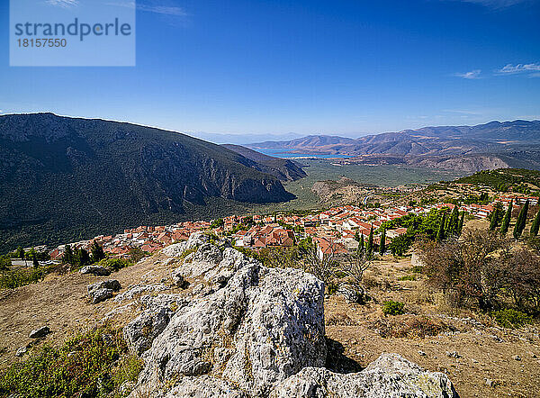 Blick über die Stadt Delphi und das Flusstal des Pleistos auf den Golf von Korinth  Delphi  Phokis  Griechenland  Europa