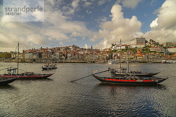 Blick auf den Fluss Douro und die Rabelo-Boote  ausgerichtet auf bunte Gebäude  Porto  Norte  Portugal  Europa