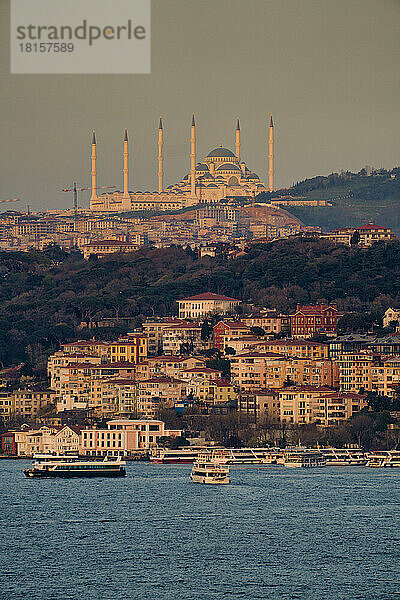 Eine Moschee bei Sonnenuntergang  Istanbul  Türkei  Europa