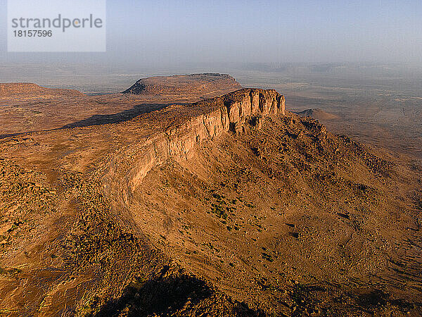 Eine riesige Felsklippe und Schlucht in der Nähe von Kamour  Mauretanien  Sahara-Wüste  Westafrika  Afrika