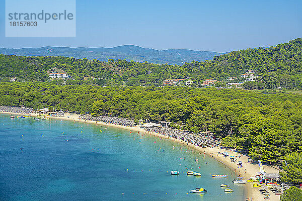 Luftaufnahme des Strandes von Koukounaries  Stadt Skiathos  Insel Skiathos  Sporaden  Griechische Inseln  Griechenland  Europa