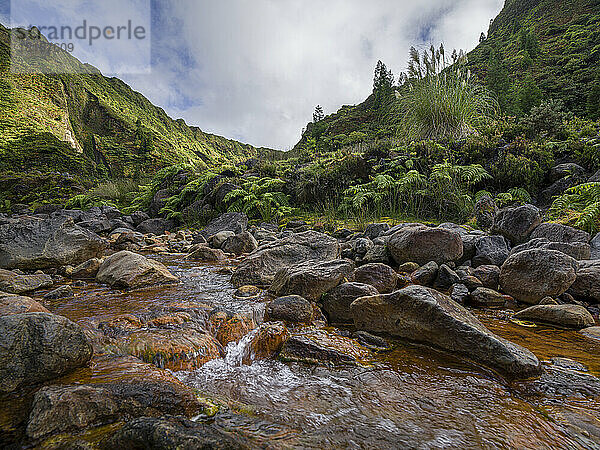 Vale das Lambadas  ein abgelegenes Tal mit einem Fluss voller Mineralien und Eisen (rostige Farbe)  Insel Sao Miguel  Azoren  Portugal  Atlantik