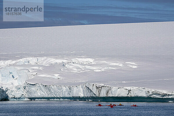National Geographic Expeditions  Ponant-Gäste paddeln entlang einer Eiskante  Larsen Inlet  Weddellmeer  Antarktis  Polarregionen
