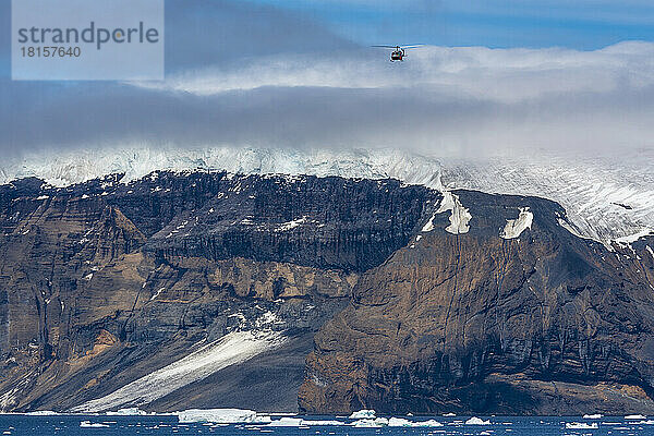 Hubschrauber im Flug über Brown Bluff  Weddellmeer  Antarktis  Polarregionen