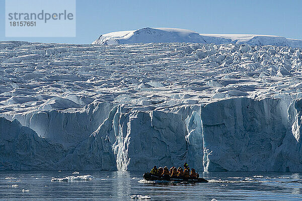 National Geographic Expeditions  Ponant-Gäste bei der Erkundung des Gletschers im Larsen Inlet  Weddellmeer  Antarktis  Polarregionen