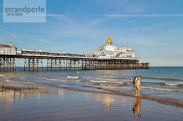 Spaziergänger am Strand von Eastbourne Pier bei Sonnenuntergang  Eastbourne  East Sussex  England  Vereinigtes Königreich  Europa