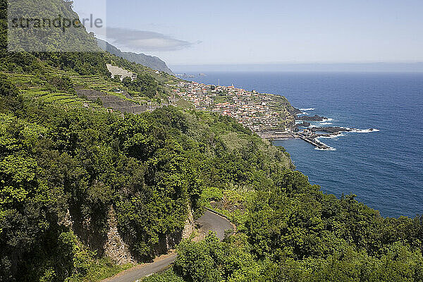 Alte Küstenstraße und Seixal vom Aussichtspunkt Veu da Noiva an der Nordküste von Madeira aus gesehen  Madeira  Portugal  Atlantik  Europa