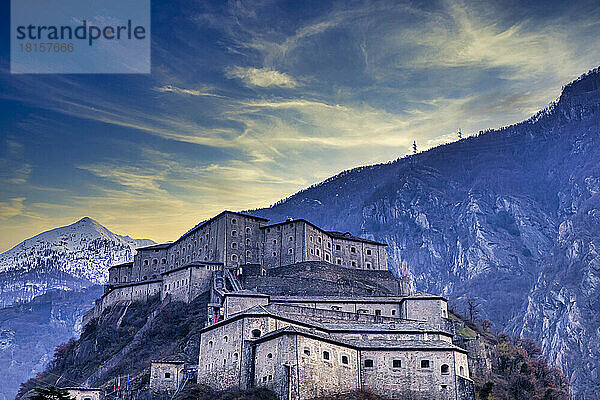 Die Festung von Bard bei Sonnenuntergang  Aosta  Aostatal  Italien  Europa