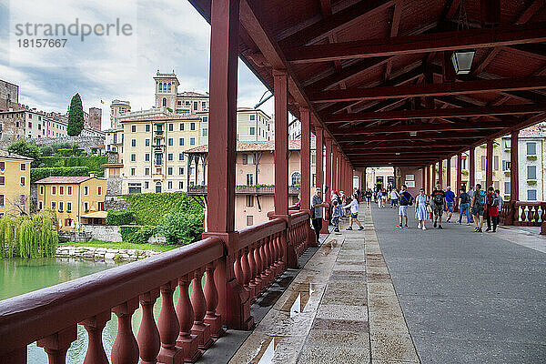 Der Fluss Brenta und die alte Brücke  Bassano del Grappa  Vicenza  UNESCO-Weltkulturerbe  Venetien  Italien  Europa