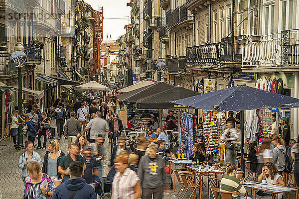 Blick auf die belebte Rua de Mouzinho de Silveiro im Stadtteil Ribeira  UNESCO-Weltkulturerbe  Porto  Norte  Portugal  Europa