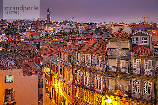 Blick auf Gebäude und Terracota-Dächer des Stadtteils Ribeira in der Abenddämmerung  UNESCO-Weltkulturerbe  Porto  Norte  Portugal  Europa