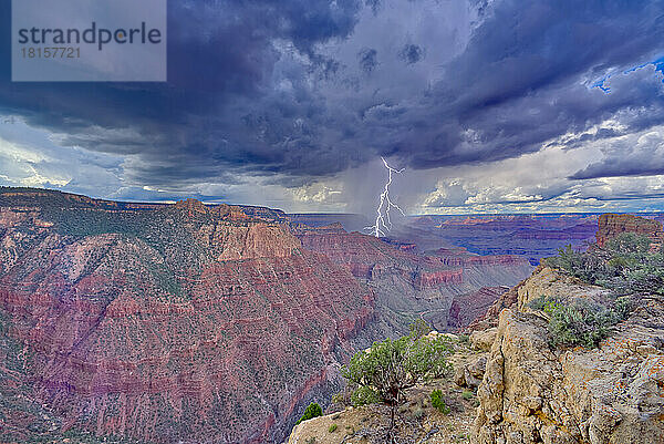 Ein Sturm zieht über den Grand Canyon in der Nähe der Sinking Ship-Formation  von der Coronado Ridge aus gesehen  Grand Canyon National Park  UNESCO-Weltkulturerbe  Arizona  Vereinigte Staaten von Amerika  Nordamerika