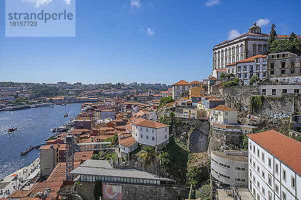 Blick auf die Terrakotta-Dächer des Viertels Ribeira mit Blick auf den Fluss Douro  UNESCO-Weltkulturerbe  Porto  Norte  Portugal  Europa