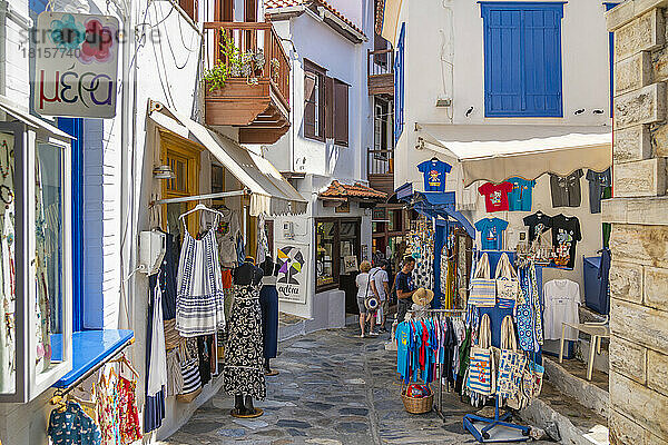 Blick auf Geschäfte in einer engen Straße  Skopelos-Stadt  Insel Skopelos  Sporaden  Griechische Inseln  Griechenland  Europa