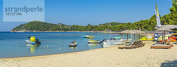 Blick auf den Strand von Koukounaries  Skiathos Stadt  Insel Skiathos  Sporaden  Griechische Inseln  Griechenland  Europa