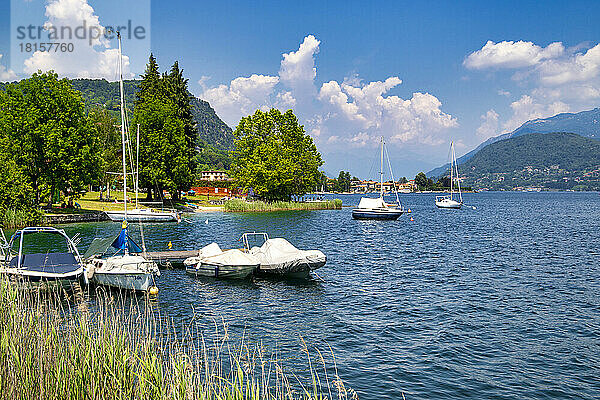 Festgemachte Boote  Pella  Orta-See  Bezirk Verbania  Piemont  Italienische Seen  Italien  Europa