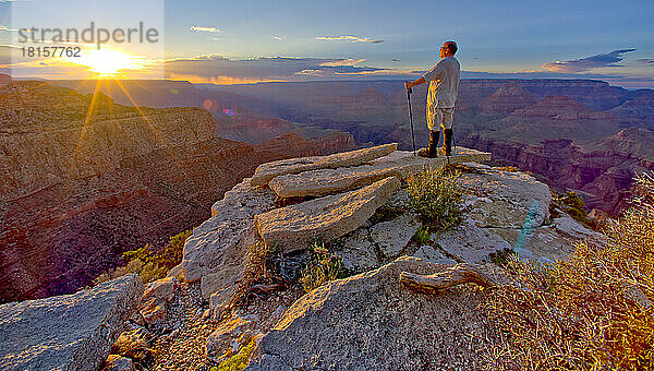 Ein Wanderer beobachtet den Sonnenuntergang westlich von Moran Point am Grand Canyon  Grand Canyon National Park  UNESCO-Welterbe  Arizona  Vereinigte Staaten von Amerika  Nordamerika