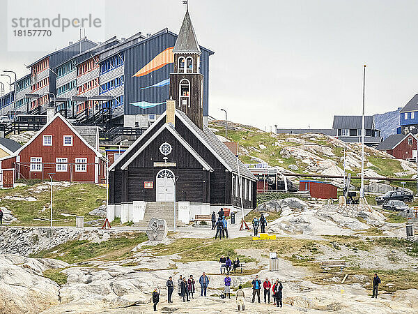 Ein Blick auf die Zionskirche  umgeben von bunt bemalten Häusern in der Stadt Ilulissat  Grönland  Dänemark  Polarregionen