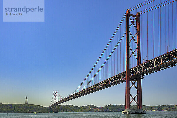 25. April Hängebrücke über den Tejo und Almada Christus  Lissabon  Portugal  Europa