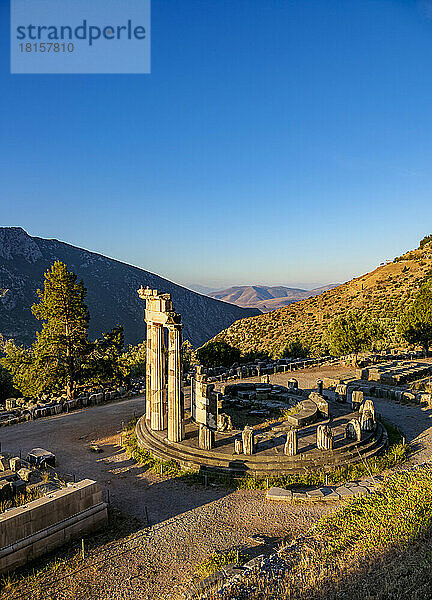 Tholos von Delphi  Tempel der Athena Pronaia  Sonnenaufgang  Delphi  UNESCO-Weltkulturerbe  Phokis  Griechenland  Europa