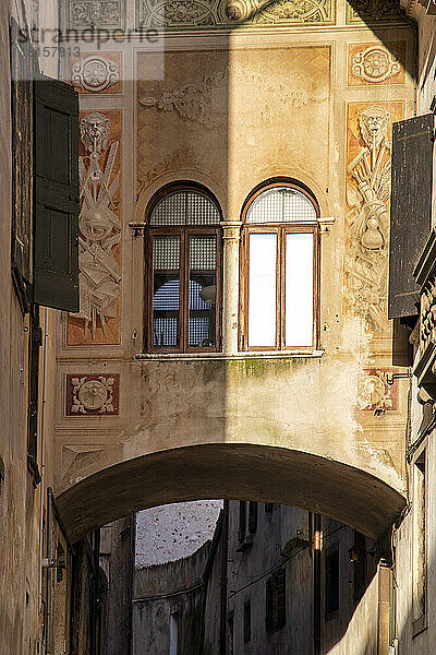 Fassade mit Fresken eines alten Palastes  Feltre  Belluno  Venetien  Italien  Europa