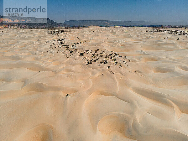 Weiße Dünen  umgeben von Schluchten in der Nähe von Kamour  Mauretanien  Wüste Sahara  Westafrika  Afrika