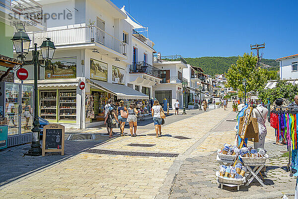 Blick auf die Geschäfte in Skiathos Stadt  Insel Skiathos  Sporaden  Griechische Inseln  Griechenland  Europa