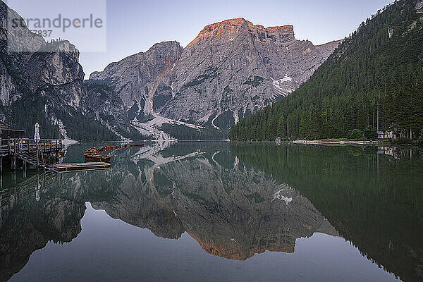Pragser Wildsee in der Morgendämmerung  Dolomiten  Südtirol  Italien  Europa