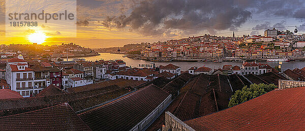 Blick auf den Sonnenuntergang über Terracota-Dächern und dem Fluss Douro in der Altstadt von Porto  Porto  Norte  Portugal  Europa