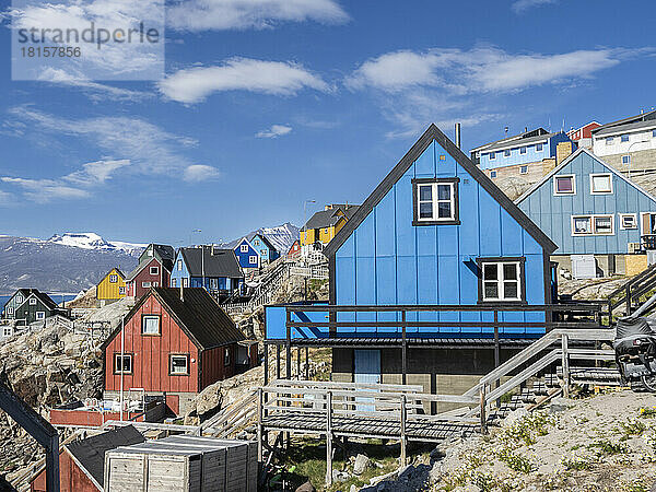 Bunt bemalte Häuser in der kleinen Stadt Uummannaq auf der Insel Uummannaq  Grönland  Dänemark  Polarregionen