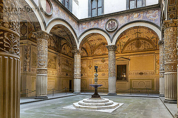 Der Innenhof des Palazzo Vecchio  Florenz  UNESCO-Weltkulturerbe  Toskana  Italien  Europa