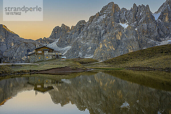 Segantini-Hütte  die sich in einem See spiegelt  Rolle-Pass  Dolomiten  Trentino  Italien  Europa